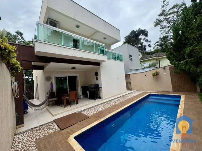 Casa em Condomínio Clube, com minimercado 24 h.