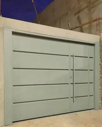 Portão de garagem corrediço em chapa galvanizada. 