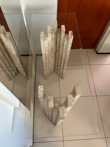 Mesa com Tampo de Vidro e Colunas de Mármore