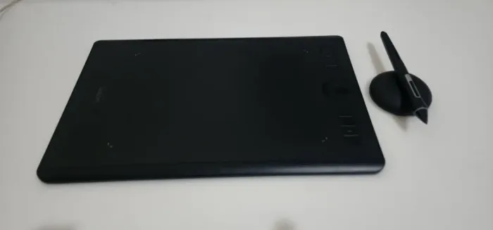 Mesa Digitalizadora Wacom Intuos Pro Media Modelo PTH 660 na Cor Black
