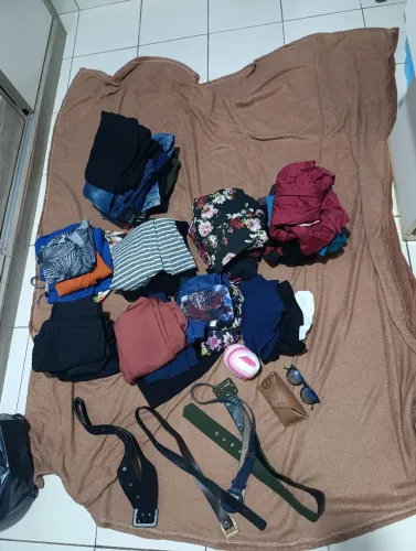 Lote de roupas para bazar 45 peças mais acessórios