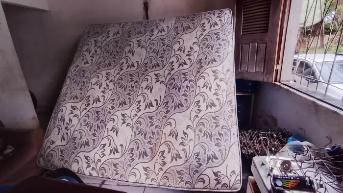 Colchão king size em excelente estado