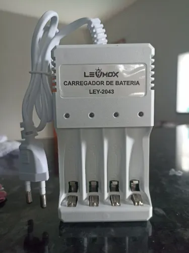 Carregador de pilhas recarregáveis AA AAA