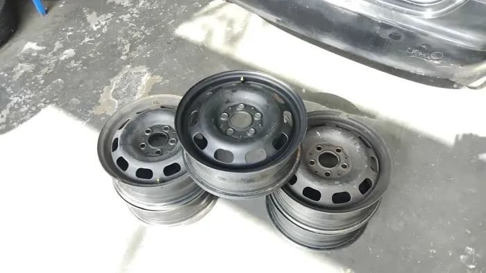 Vendo 5 rodas de ferro aro 15 Mercedes-Benz classe A