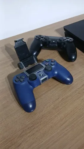 PlayStation 4 Slim 1 TB c/ 2 Controles Originais + Suporte p/ Celular