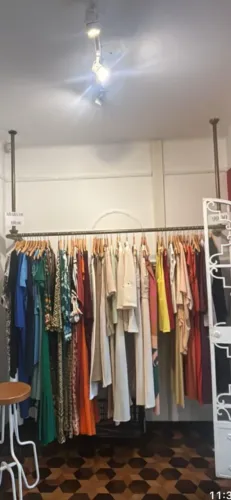 Arara de parede para loja ou closet