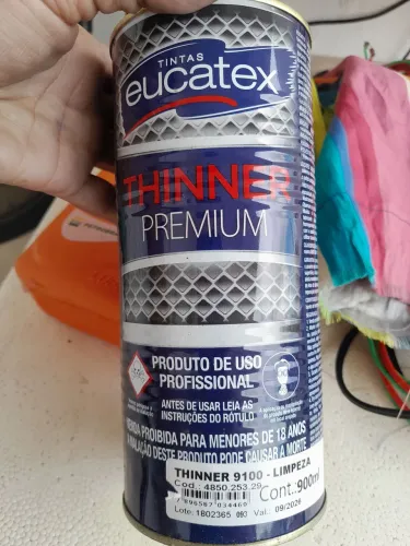 Tinta cinza  e thinner de limpeza