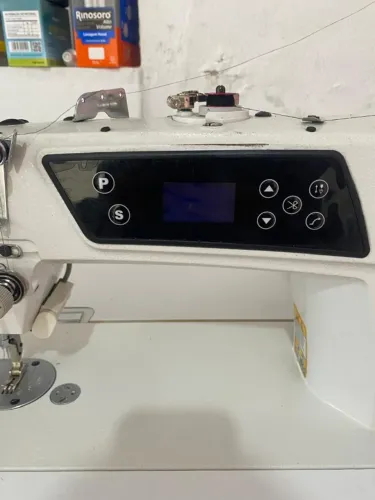 Máquina de Costura Reta Direct Drive Bracob com corte de linha