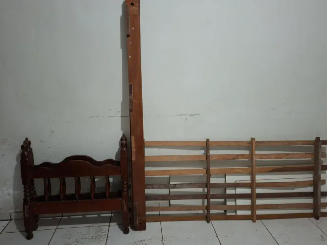 Cama de solteiro de madeira com colchão