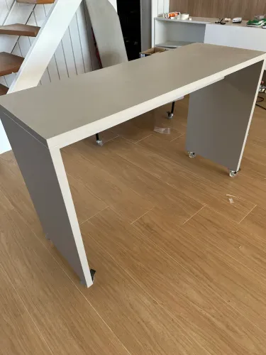 Mesa com rodinha