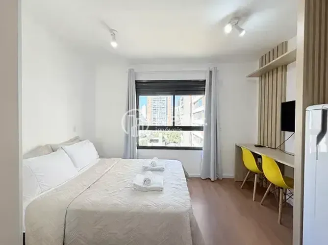 Studio iluminado, mobiliado e decorado!