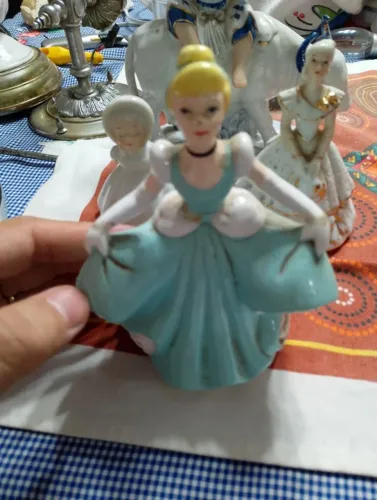 Estatua de princessa em porcelana da Disney linda e muito antiga com detalhes