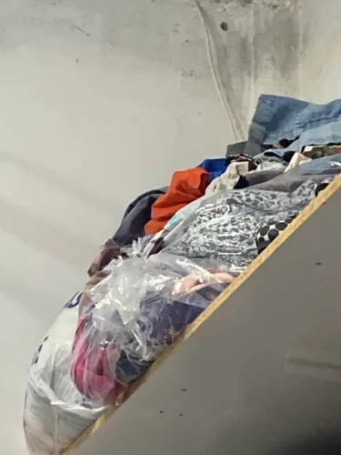 Saco de roupa (com roupas de marca)