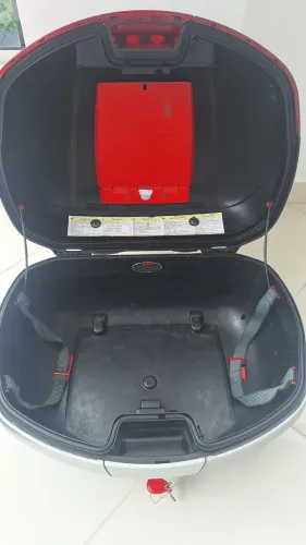 Baú traseiro Givi V46 com grelha e encosto para garupa