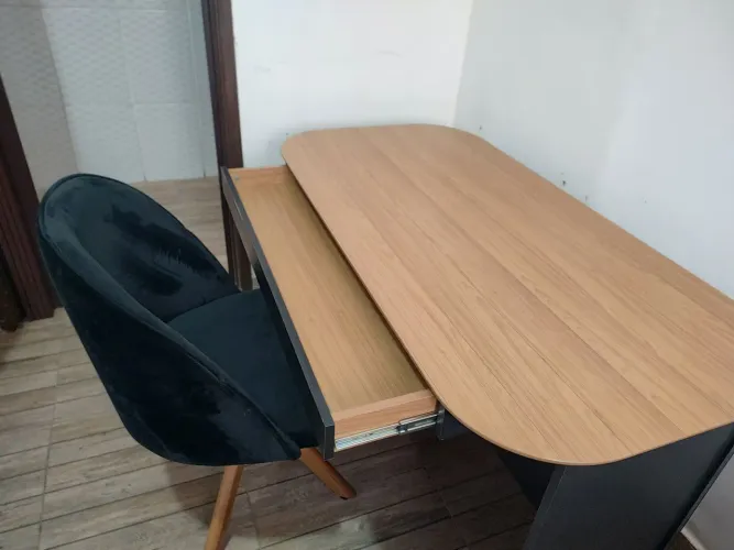 Mesa de escritorio com cadeira