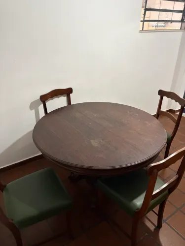 Mesa Sucupira retrátil com 6 cadeiras