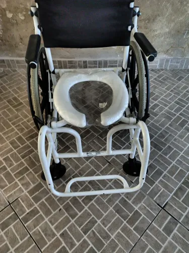 Cadeira de banho serve c/cadeira rodas semiNova 