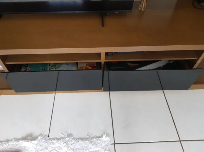 Vendo Rack com duas gavetas. 2 mts largura por 1,60 altura. Não é madeira. R$500,00 