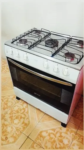 Fogão 5 bocas pegando forno