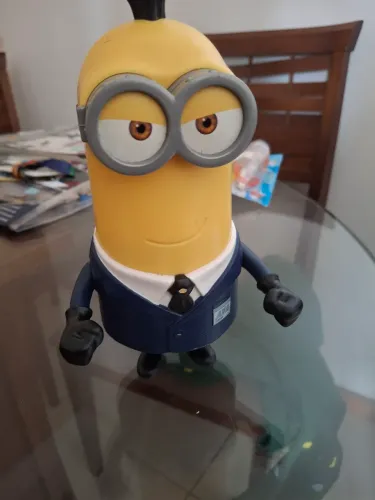 Boneco minion gigante com aproximadamente 20 cm