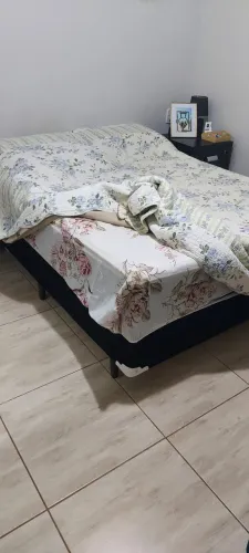 Cama de casal com o box