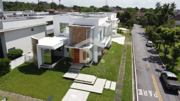Venda de Casa de Luxo em Condomínio no Mangueirão, Belém-PA: 4 Quartos, 4 Suítes, 2 Salas,