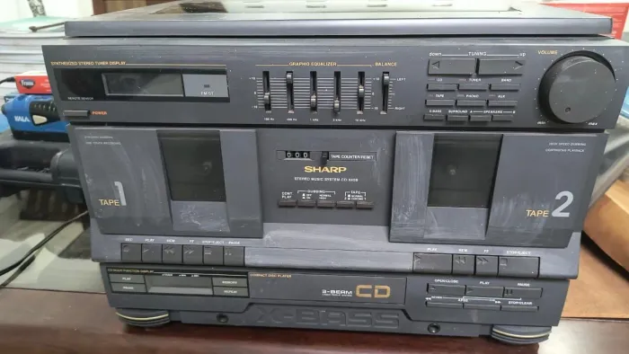 Aparelho de som. Toca vinil, K7 e radio