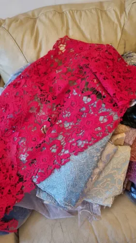 Vendo retalhos de renda cores variadas - valor 15,00 o kilo