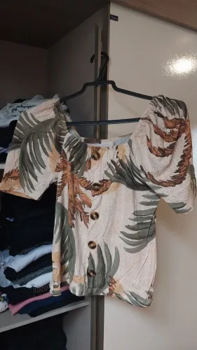 Blusa feminina estampada com botões