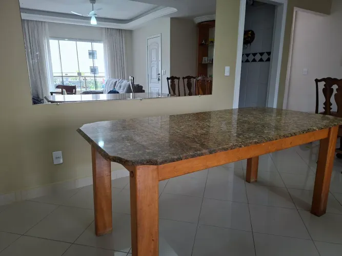 Mesa em granito e madeira pau marfim .