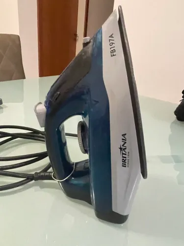 Ferro de passar roupa a vapor e a seco Britânia Fb197a Azul + tábua de roupa