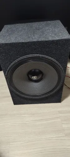 Caixa com alto falante 15" Polegadas