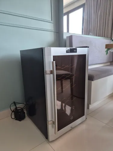 Adega Climatizada Studii 133L + Transformador 220V Incluso