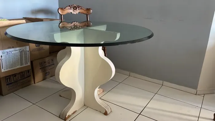 Mesa de jantar redonda com tampo de vidro grosso