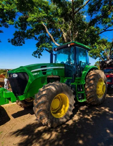 Vende-se John Deere 7205J 4x4 Gabinado  - Ano 2012