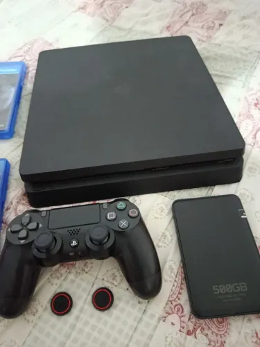 PS4 SLIM 500GB + CONTROLE ORIGINAL ANTI-DRIFT+ HD EXTERNO+ 2 JOGOS