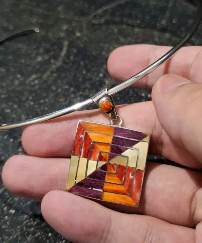 Colar estilo arco em prata 950 e pingente estilo mosaico