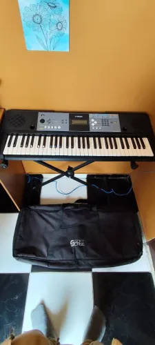 Yamaha PSR-E223 com Case & Suporte