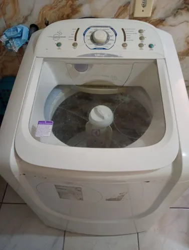 Uma máquina de lavar roupa
