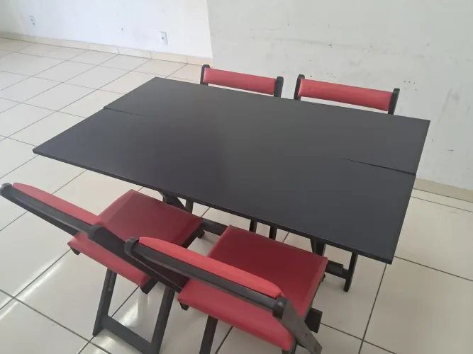 Mesa com 4 cadeira( tem mais jogos de mesa)