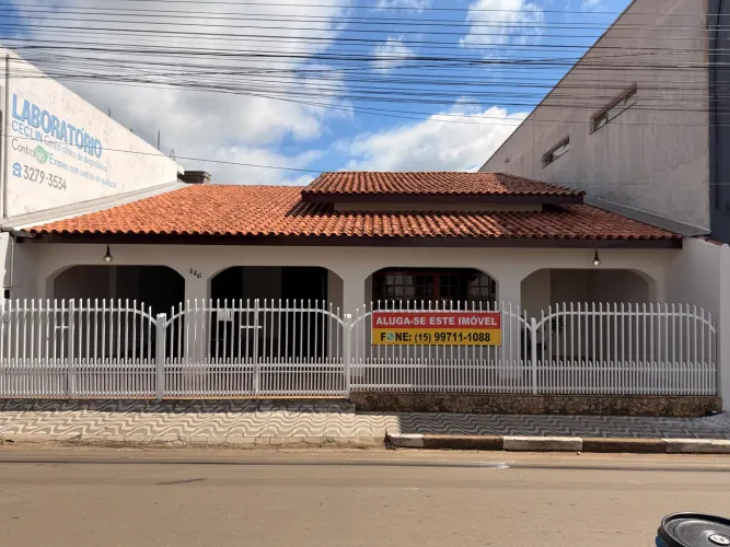 ALUGA-SE IMÓVEL NO CENTRO