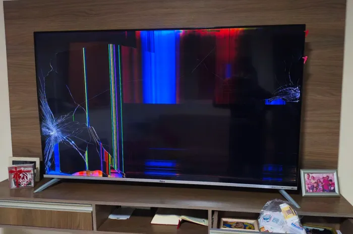 Tv PHILCO Led 4k Smart 58 polegadas p/ retirada de peças (tela quebrada)
