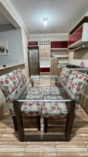 Mesa de vidro com 4 cadeiras floridas
