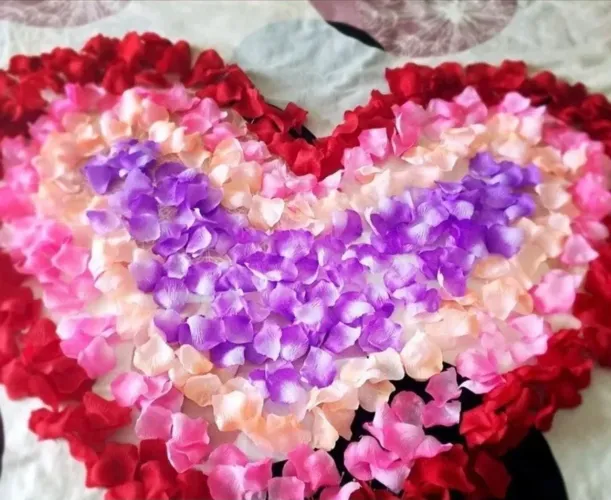 Pétalas de rosas artificiais