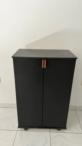 Armário multiuso com rodinhas