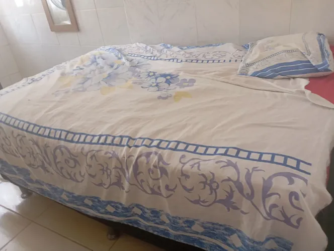 Vendo Cama casal box usada com travesseiro novo de brinde
