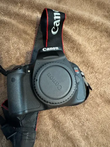 Canon EOS Rebel T3i + lente 18-55mm ? muito conservada