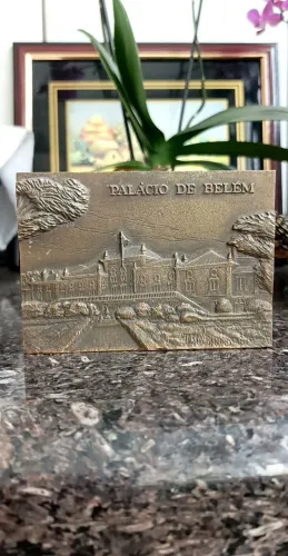 Placa em bronze de Portugal. Obra executada pelo escultor Vasco Bernardo em 1981