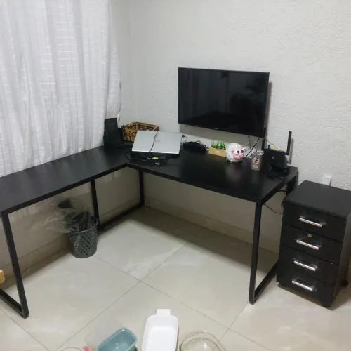 Vendo escrivaninha em l e gaveteiro a cadeira da para uasr tempo precisa só reparo no cour