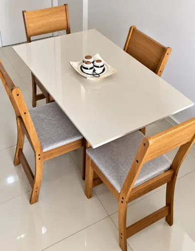 Mesa com 4 cadeiras